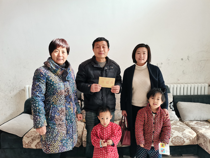成武公司总经理尹晓莉、工会主席袁洁到员王国建家中送温暖2